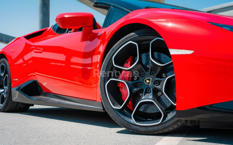 Rouge Lamborghini Huracan Spyder en location à Dubai 2