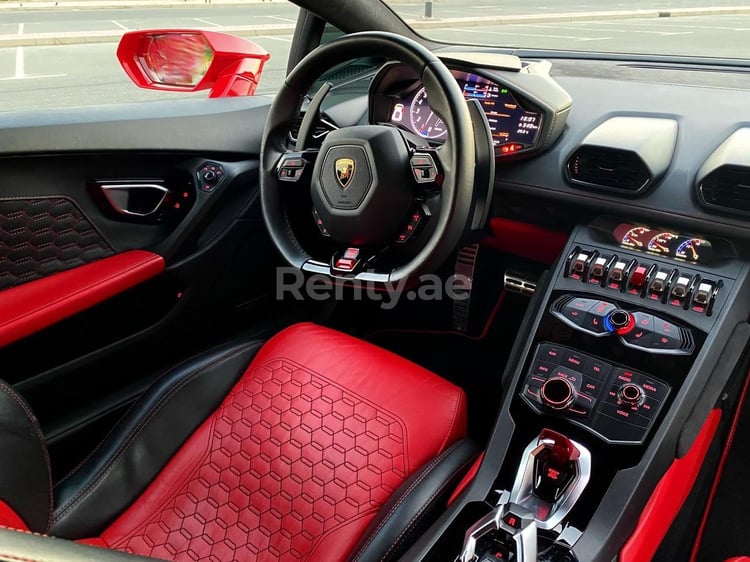 Rosso Lamborghini Huracan in affitto a Sharjah 5