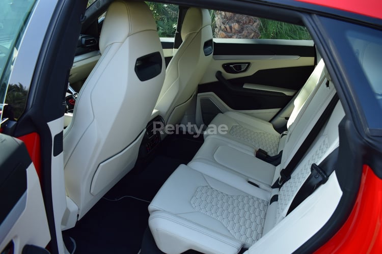 Rouge Lamborghini Urus en location à Abu-Dhabi 5