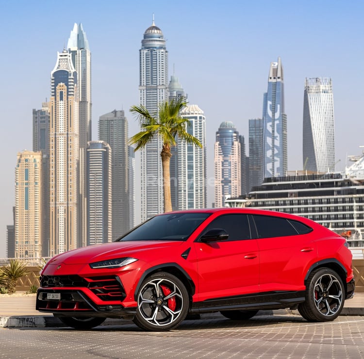 rojo Lamborghini Urus en alquiler en Sharjah 1