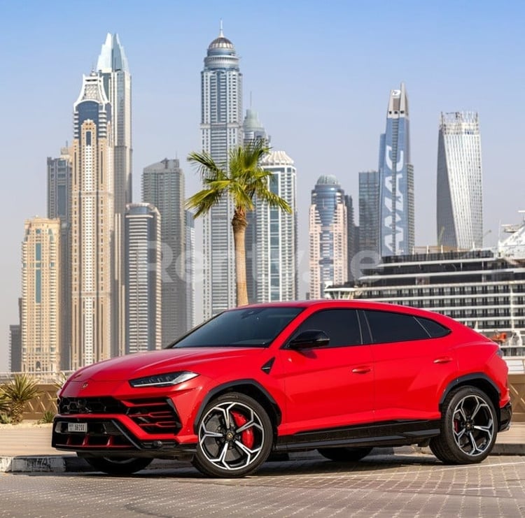 rojo Lamborghini Urus en alquiler en Dubai 3