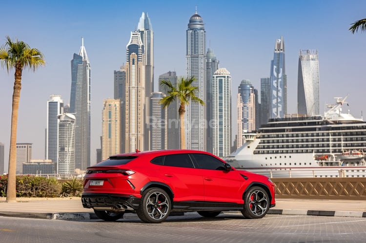 أحمر Lamborghini Urus للإيجار في دبي 4