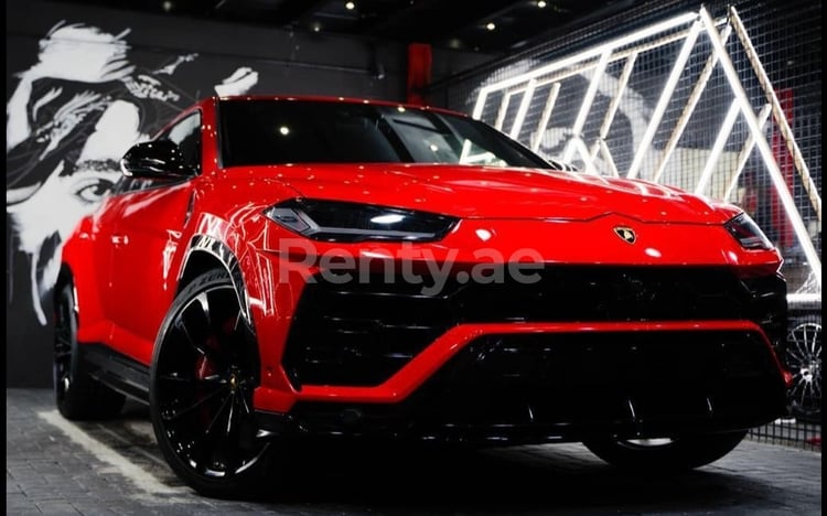 rojo Lamborghini Urus en alquiler en Sharjah