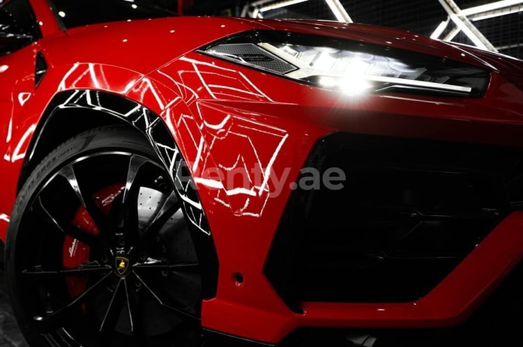 Rot Lamborghini Urus zur Miete in Dubai 4