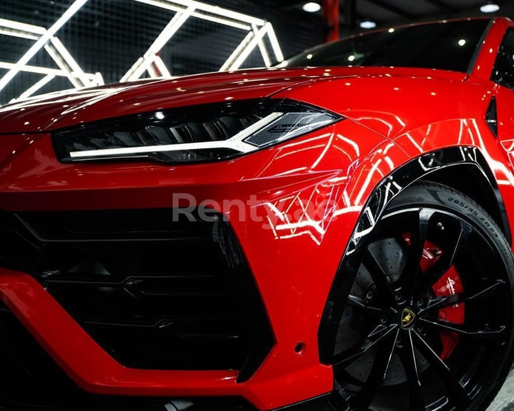 Rouge Lamborghini Urus en location à Dubai 6