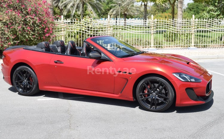 Rosso Maserati GranCabrio in affitto a Abu-Dhabi