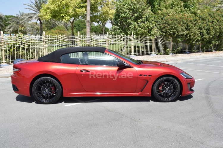 rojo Maserati GranCabrio en alquiler en Dubai 2