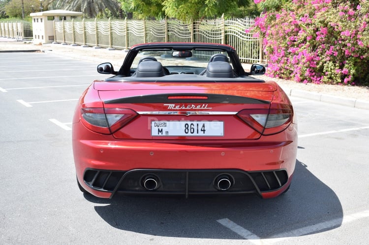 Rot Maserati GranCabrio zur Miete in Abu-Dhabi 4