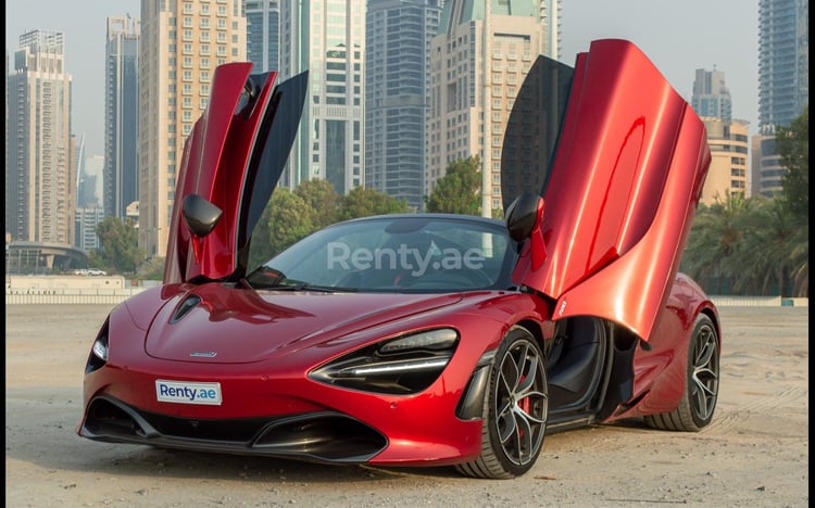 Rouge McLaren 720 S Spyder en location à Sharjah