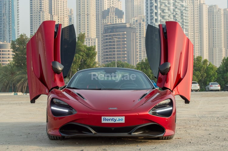 Rouge McLaren 720 S Spyder en location à Abu-Dhabi 0