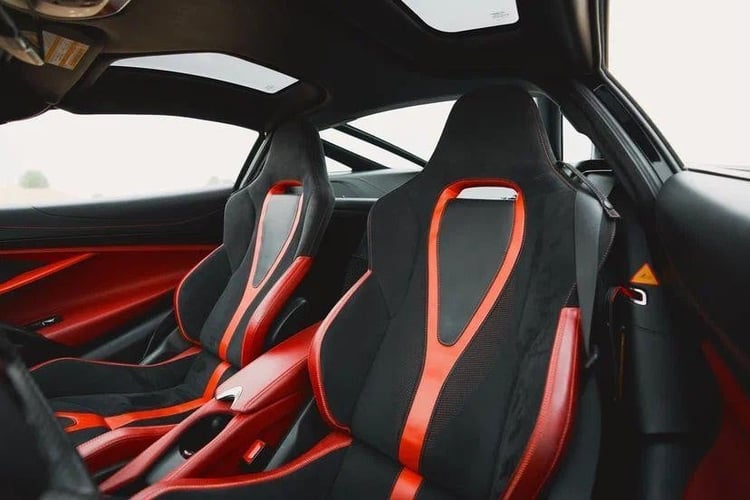 Rot McLaren 720 S zur Miete in Dubai 4