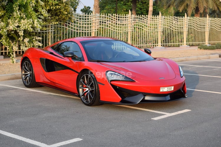 rojo McLaren 570S en alquiler en Abu-Dhabi 0