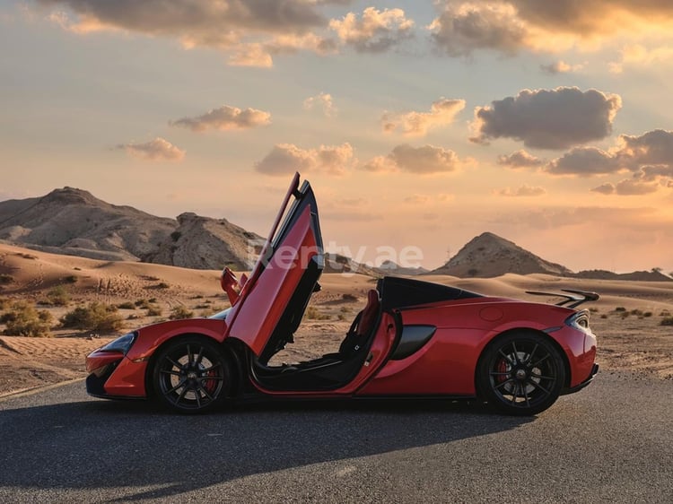 Rosso McLaren 570S in affitto a Abu-Dhabi 2