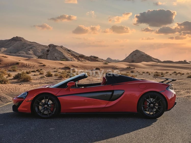 Rosso McLaren 570S in affitto a Sharjah 3