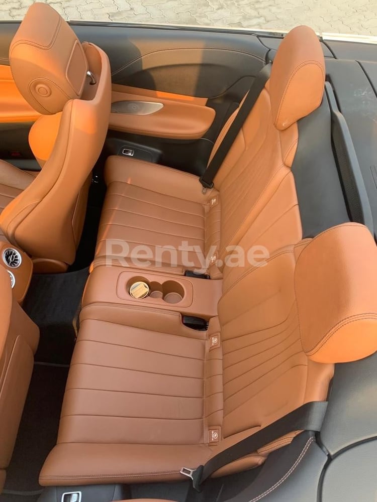 أحمر Mercedes E450 cabrio للإيجار في أبو ظبي 3