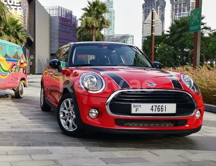 Rosso Mini Cooper in affitto a Dubai