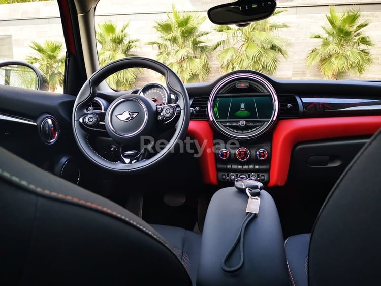 Rot Mini Cooper zur Miete in Dubai 1