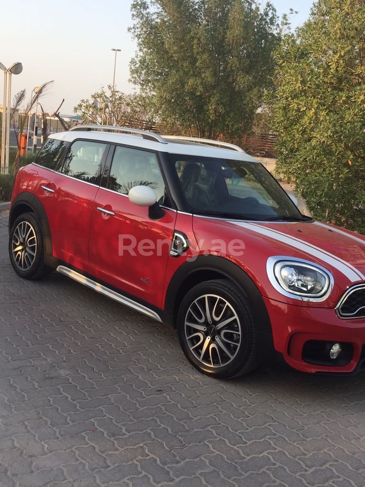 Rosso Mini Cooper in affitto a Abu-Dhabi 2