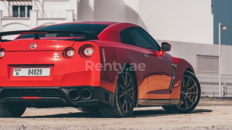 Rot Nissan GTR zur Miete in Dubai 0