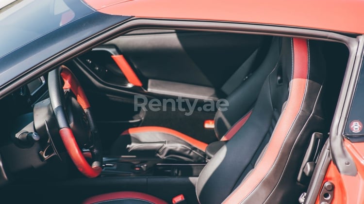 Rosso Nissan GTR in affitto a Abu-Dhabi 2