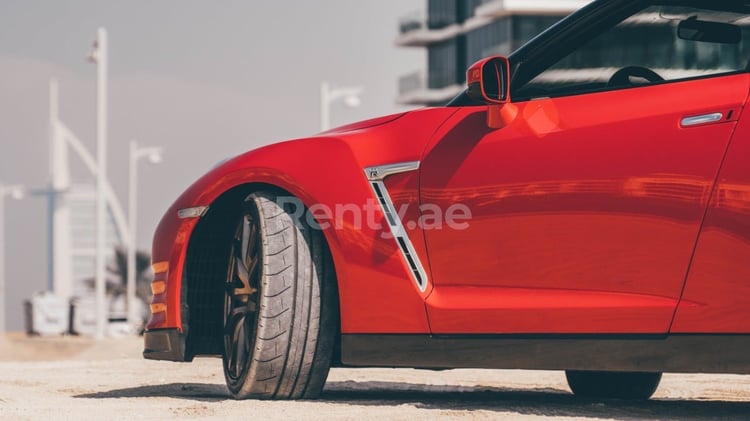 Rot Nissan GTR zur Miete in Dubai 3