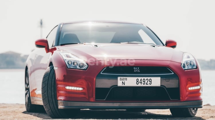 Rot Nissan GTR zur Miete in Dubai 5