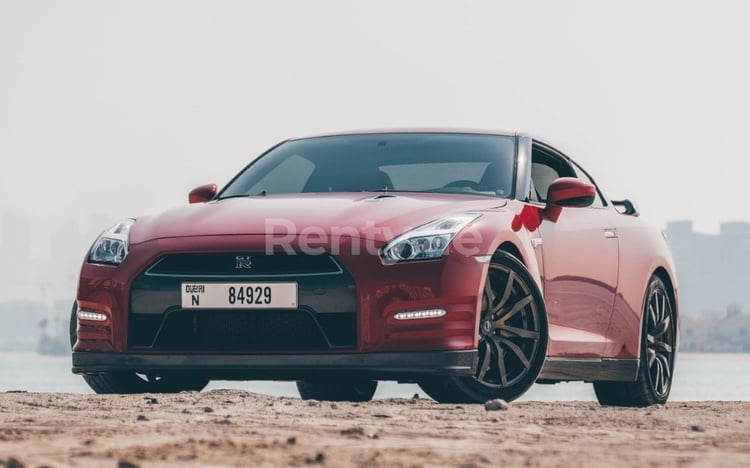 rojo Nissan GTR en alquiler en Dubai