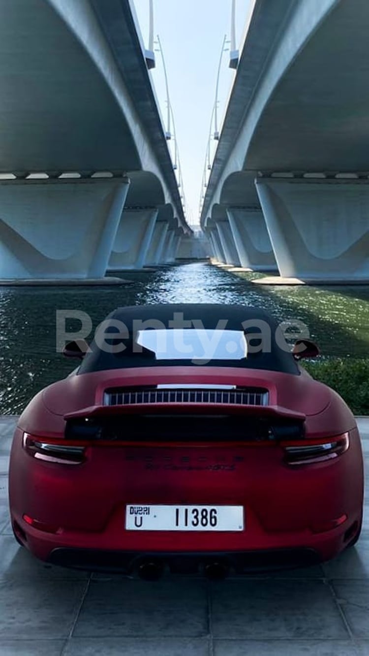 rojo Porsche 911 Carrera GTS cabrio en alquiler en Dubai 1