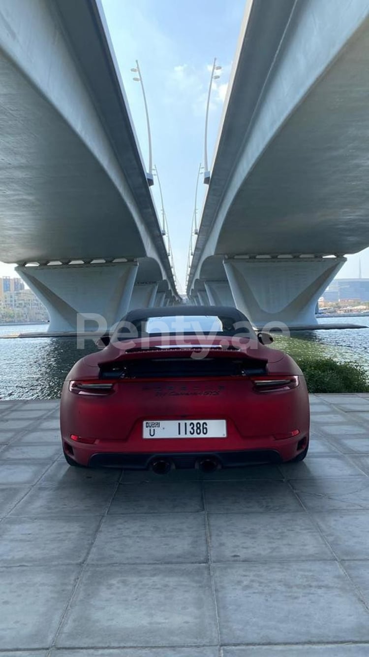 Rouge Porsche 911 Carrera GTS cabrio en location à Dubai 2