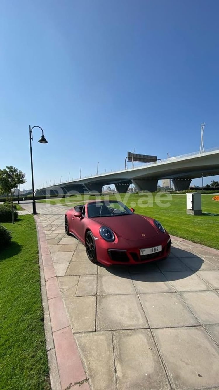 在迪拜租赁红色 Porsche 911 Carrera GTS cabrio 3