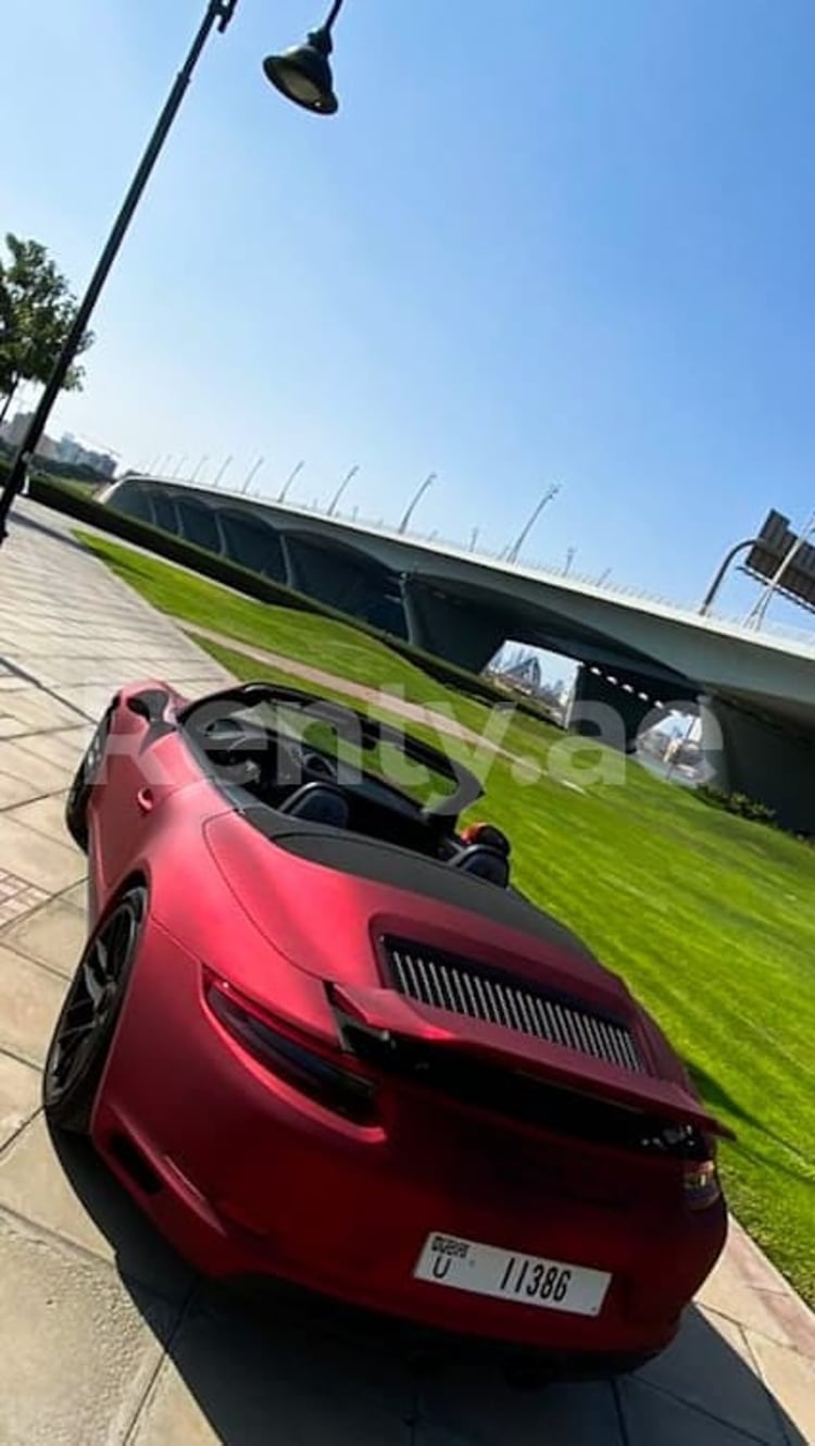 Rosso Porsche 911 Carrera GTS cabrio in affitto a Sharjah 5