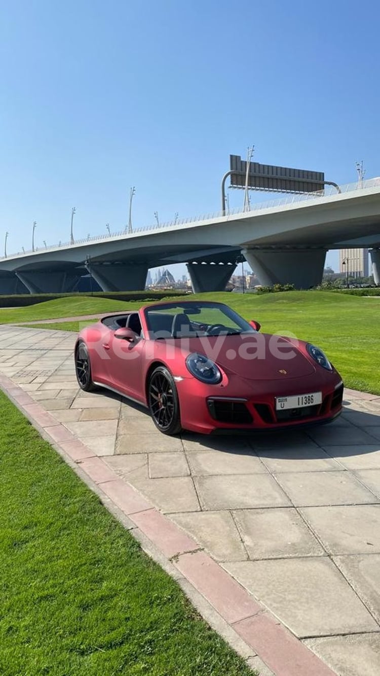 Rouge Porsche 911 Carrera GTS cabrio en location à Sharjah 6