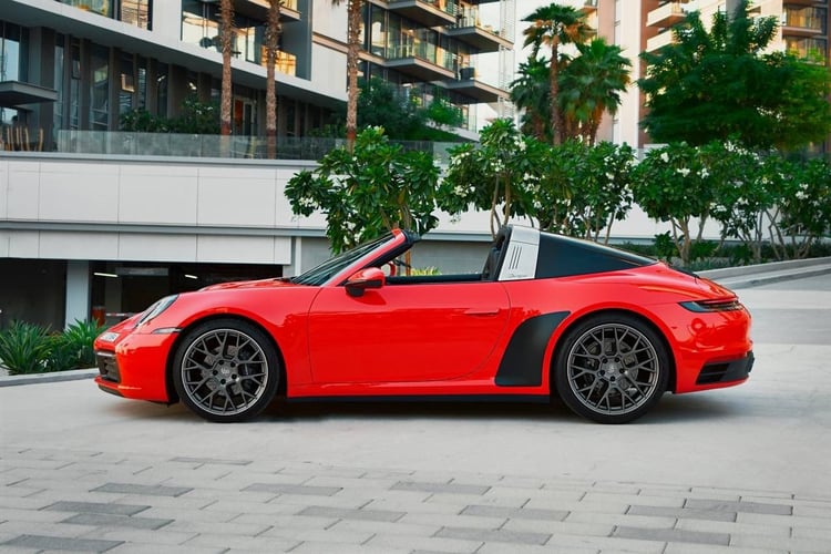 rojo Porsche 911 Targa 4 en alquiler en Abu-Dhabi 1