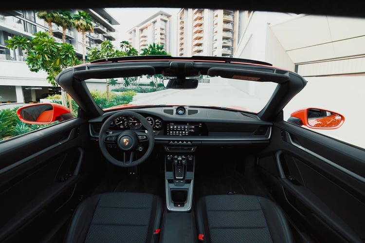 Rouge Porsche 911 Targa 4 en location à Sharjah 4