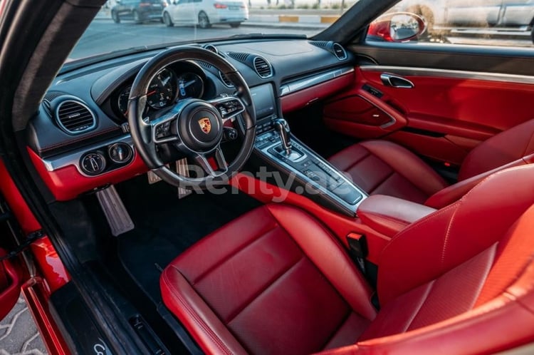 rojo Porsche Cayman GTS en alquiler en Abu-Dhabi 3