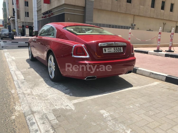 أحمر Rolls Royce Wraith للإيجار في أبو ظبي 3