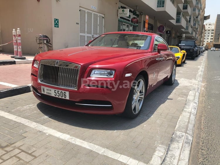 Rosso Rolls Royce Wraith in affitto a Dubai 4