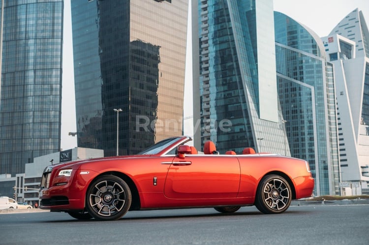 Rot Rolls Royce Dawn Black Badge zur Miete in Sharjah 1