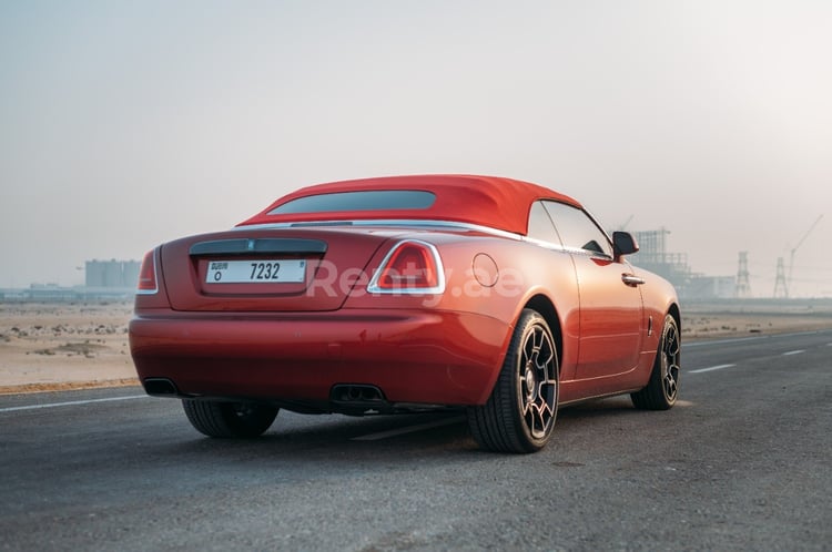 Rot Rolls Royce Dawn Black Badge zur Miete in Dubai 2