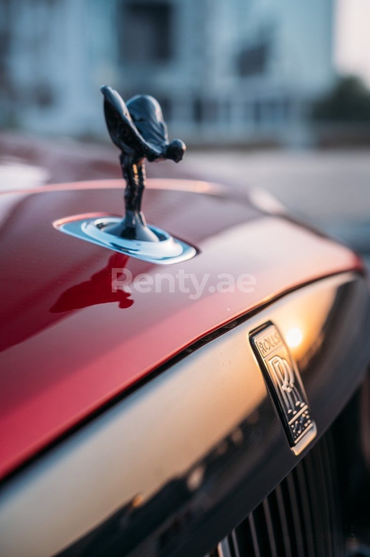 Rouge Rolls Royce Dawn Black Badge en location à Sharjah 3