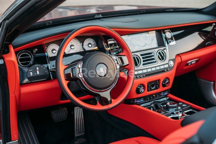 Rouge Rolls Royce Dawn Black Badge en location à Dubai 6