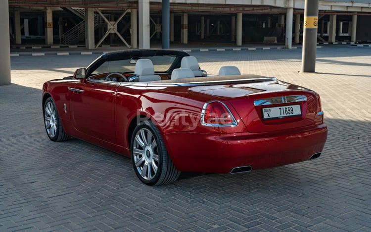 Rouge Rolls Royce Dawn en location à Abu-Dhabi 0