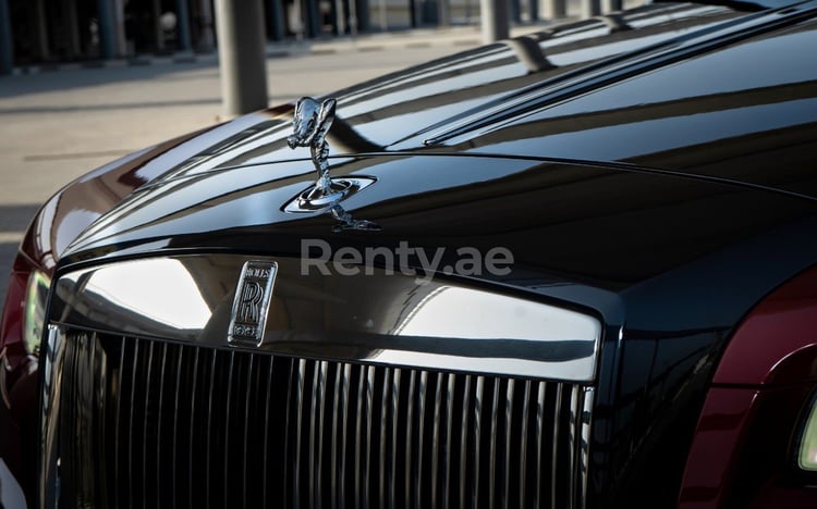 rojo Rolls Royce Dawn en alquiler en Sharjah 2