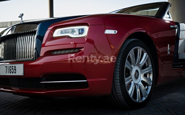 rojo Rolls Royce Dawn en alquiler en Sharjah 4