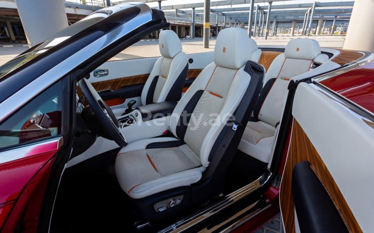 Rosso Rolls Royce Dawn in affitto a Dubai 6