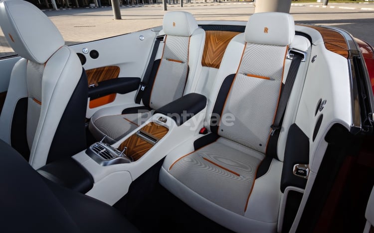 Rot Rolls Royce Dawn zur Miete in Dubai 7