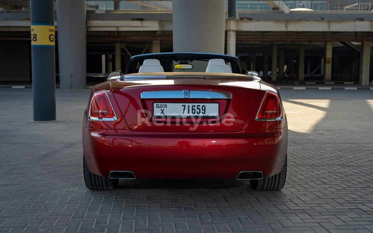 Rosso Rolls Royce Dawn in affitto a Dubai 9