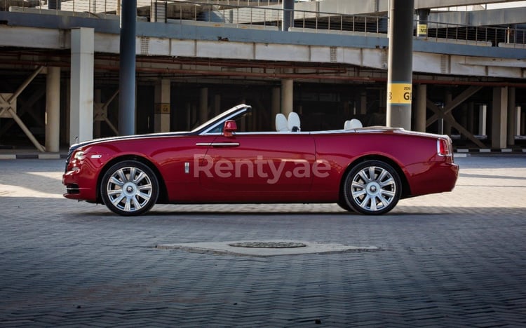 rojo Rolls Royce Dawn en alquiler en Dubai 10