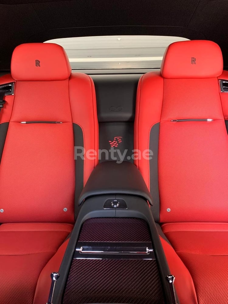 rojo Rolls Royce Dawn en alquiler en Abu-Dhabi 0