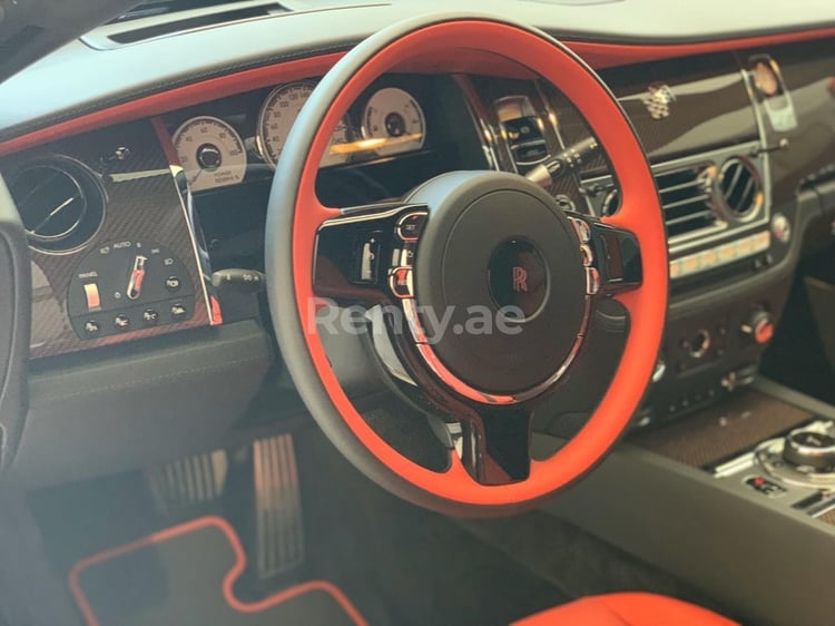 rojo Rolls Royce Dawn en alquiler en Dubai 2